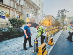 <b>交通、协管员、意愿者将指导送考车辆临</b>